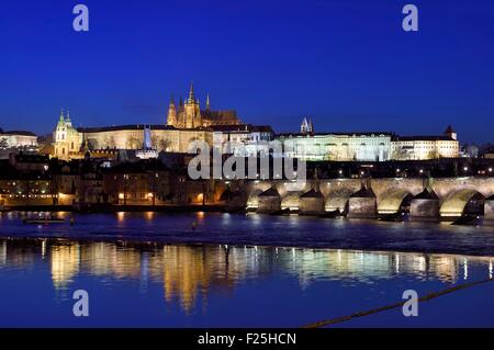Tschechien, Prag, Altstadt als Weltkulturerbe der UNESCO, die Karlsbrücke über Vltava (Moldau) und St. Vitus Kathedrale mit Blick auf das königliche Schloss im Hintergrund aufgeführt Stockfoto
