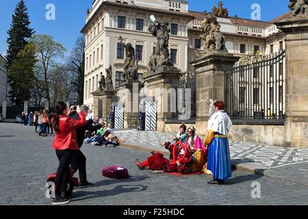 Tschechien, Prag, Hradschin (Burgviertel), die Königsburg Haupteingang, Touristen fotografieren im Kostüm Stockfoto