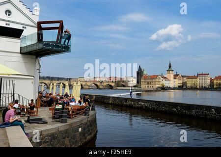 Tschechien, Prag, Kampa Bezirk, Kampa Museum Privatstiftung, modernen und zeitgenössischen Kunst gewidmet, die Karlsbrücke über die Moldau im Hintergrund Stockfoto