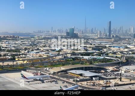 Vereinigte Arabische Emirate, Dubai, Dubai International Airport und Zentrum der Stadt im Hintergrund (Luftbild) Stockfoto