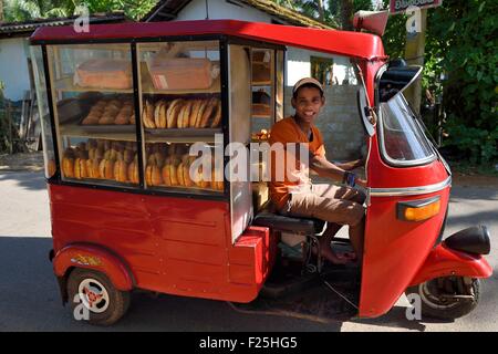 Sri Lanka, Südprovinz, Galle District, Telwatta, ambulante Brot Verkäufer in seine Rikscha Stockfoto