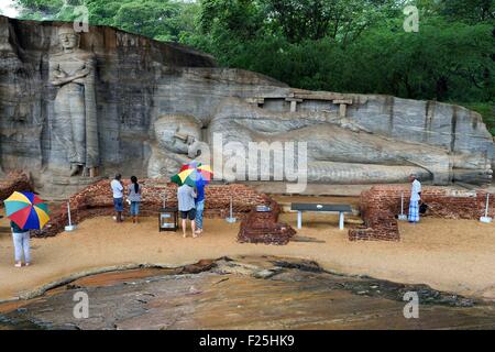 Sri Lanka, North Central Province, Polonnaruwa, die ehemalige Hauptstadt des Landes (11. bis 13. Jahrhundert) aufgeführt als Weltkulturerbe der UNESCO, riesige Buddha-Schnitt in Felsen von Gal Vihara, liegender Buddha Stockfoto