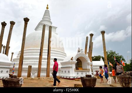 Sri Lanka, Sri Lanka, North Central Province, Anuradhapura archäologische Stätte Weltkulturerbe der UNESCO, ehemalige Hauptstadt von Sri Lanka im 3. Jahrhundert v. Chr. den buddhistischen Heiligen Ort der Verehrung Thuparama Dagoba Stockfoto