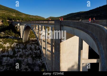 Frankreich, Var, Parc Naturel Regional du Verdon, den Artuby Brücke mit Blick auf die Schlucht des Artuby Stockfoto