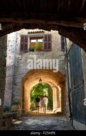 Frankreich, Var, Dracenie, Dorf Chateaudouble, Lane vorbei unter einem Vordach Stockfoto