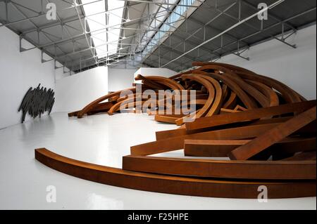 Frankreich, Var, Le Muy, Fondation Bernar Venet, Zusammenbruch (2014), ein monumentales Werk von 200 Tonnen Stahl in der ehemaligen Fabrik umgewandelt zu einer Ausstellungshalle Stockfoto