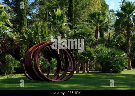 Frankreich, Var, Le Muy, Fondation Bernar Venet, Metall Bögen von Bernar Venet verstreut im park Stockfoto
