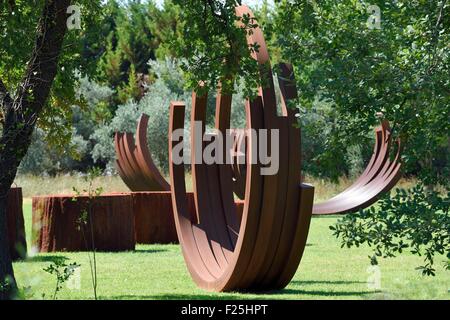 Frankreich, Var, Le Muy, Fondation Bernar Venet, Metall Bögen von Bernar Venet verstreut im park Stockfoto