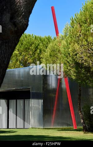 Frankreich, Var, Le Muy, Fondation Bernar Venet, neue Galerie mit Diagonale 74-3░, lackierter 2006 Stahl Stockfoto