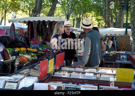 Frankreich, Var, Saint-Tropez, Place des Lices, Terrasse des Cafés und Stände des Handwerks auf dem Wochenmarkt am Samstag Morgen Stockfoto