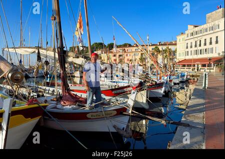 Frankreich, Var, Sanary-Sur-Mer, traditionelle Fischerboote genannt Pointus im Hafen Stockfoto