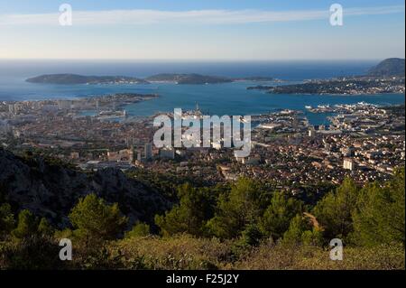 Frankreich, Var, Toulon, Rade (Reede) aus Berg Faron, der Halbinsel von Saint Mandrier und Cape Sicie im Hintergrund Stockfoto