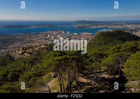 Frankreich, Var, Toulon, Rade (Reede) von Berg Faron, Fort Faron im Vordergrund links, der Halbinsel von Saint Mandrier und Cape Sicie im Hintergrund Stockfoto