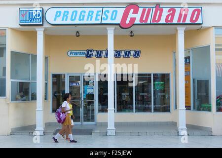 Kuba, Cienfuegos Provinz, Cuenfuegos, historisches Zentrum aufgeführt als Weltkulturerbe von der UNESCO Schulmädchen tragen ihre einheitliche Innenstadt Stockfoto