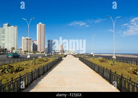 Kuba, Ciudad De La Habana Provinz, La Havanna, Vedado District, 50er Jahre Gebäude und Malecon Stockfoto