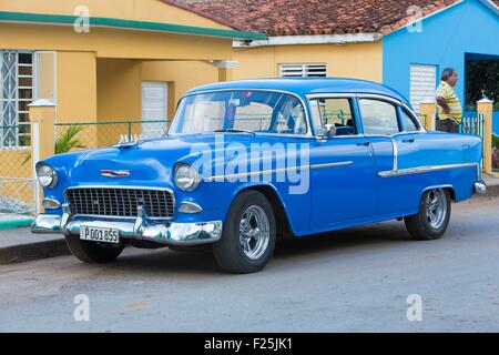 Kuba, Pinar del Rio Province, Vinales, Vinales Tal als Weltkulturerbe der UNESCO, amerikanisches Auto vor bunten Häusern aufgeführt Stockfoto