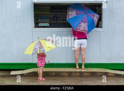 Kuba, Provinz Pinar del Rio, Vinales, Vinales Tal Weltkulturerbe der UNESCO, Menschen mit Regenschirm an einem Schaufenster Stockfoto
