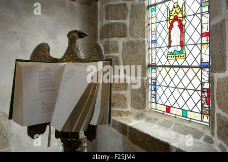 Frankreich, Manche, Mont-Saint-Michel als Weltkulturerbe der UNESCO, Bibel gelegt auf ein Rednerpult in Saint-Pierre Pfarrkirche aufgeführt Stockfoto