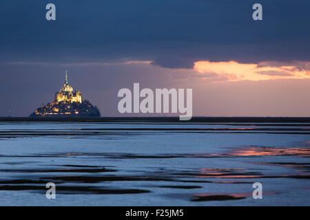 Frankreich, Manche, Mont-Saint-Michel, die als Weltkulturerbe der UNESCO, Mont Saint-Michel aus dem Litoral bei Sonnenuntergang während der Flut des Jahrhunderts aufgeführt Stockfoto