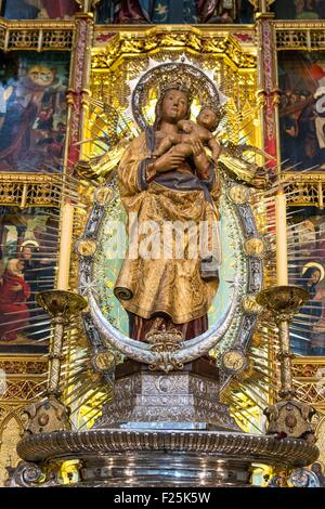 Spanien, Madrid, Almudena Kathedrale (Santa Mariα Real De La Almudena) von 1883 bis 1984 erbaut und befindet sich gegenüber dem Königspalast Stockfoto