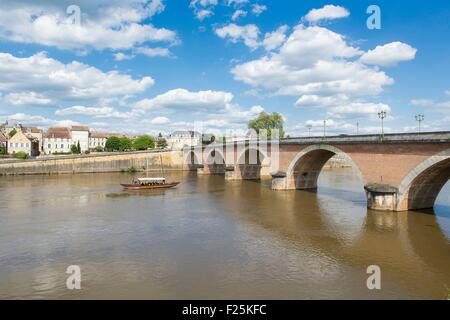 Frankreich, Dordogne, Périgord Pourpre, Gabare, Flussufer und Pont Vieux (alte Brücke) auf der Dordogne Stockfoto