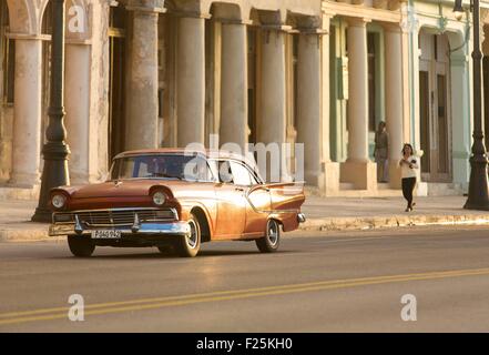 Kuba, Ciudad De La Habana Provinz, La Havanna, amerikanisches Auto am Malecon Stockfoto
