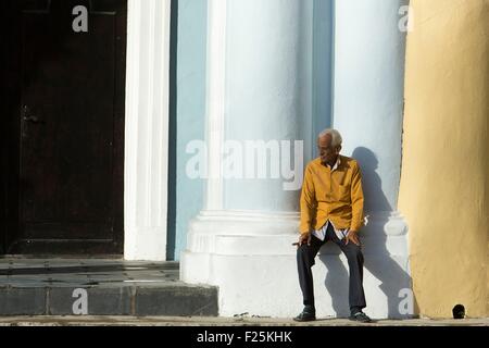 Kuba, Ciudad De La Habana Provinz, La Havanna, La Habana Vieja Bezirk Weltkulturerbe der UNESCO, Mann sitzt auf der Plaza Vieja (alte Quadrat) Stockfoto