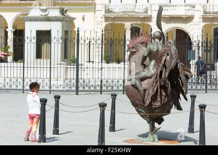 Kuba, Ciudad De La Habana Provinz, La Havanna, La Habana Vieja Bezirk Weltkulturerbe von UNESCO, Kinder- und Scupture von Roberto Fabelo, der Hahn auf der Plaza Vieja (alte Quadrat) Stockfoto