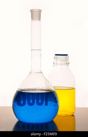 Messung der Gläser auf einem Tisch mit blauen und gelben Flüssigkeit ein chemisches Labor Stockfoto