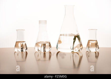 Messung der Gläser auf einem Tisch ein chemisches Labor Stockfoto