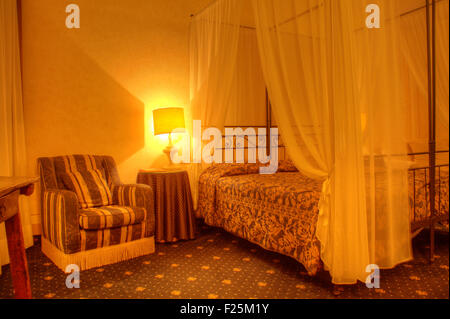 Sofa und Bett in einer Herberge Zimmer Stockfoto