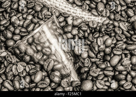 Glas in Kaffeebohnen Stockfoto