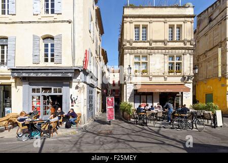 Frankreich, Bouches du Rhone, Arles, place du Forum Stockfoto