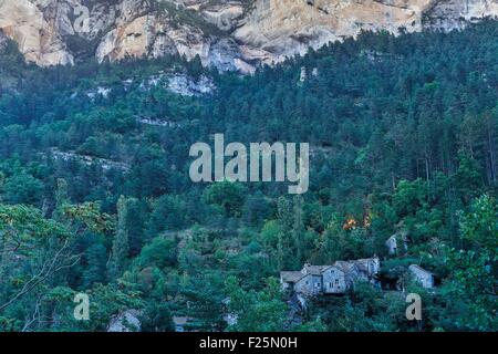 Frankreich, Aveyron, Parc Naturel Regional des Grands Causses (natürlichen regionalen Park der Grands Causses), Dorf am Ufer des Tarn Stockfoto