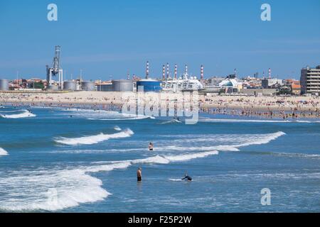 Portugal, Nordregion, Matosinhos, der Stadtstrand und Leixoes Hafen im Hintergrund Stockfoto