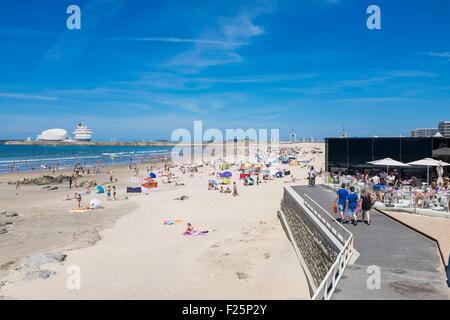 Portugal, Nordregion, Matosinhos, der Stadtstrand und Leixoes Hafen im Hintergrund Stockfoto