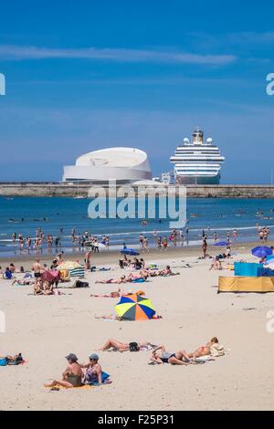 Portugal, Nordregion, Matosinhos, der Stadtstrand und Leixoes Hafen im Hintergrund Stockfoto