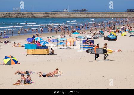 Portugal, Nordregion, Matosinhos, der Stadtstrand und Leixoes Hafen im Hintergrund Stockfoto