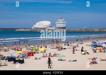 Portugal, Nordregion, Matosinhos, der Stadtstrand und Leixoes Hafen im Hintergrund Stockfoto