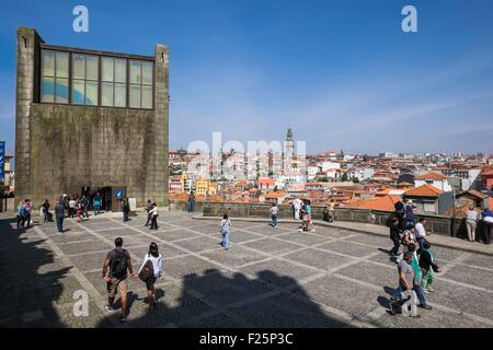 Portugal, Nord Region, Porto, Altstadt als Weltkulturerbe der UNESCO, Blick vom Domplatz, auf der linken Seite das Tourismusbüro untergebracht im ehemaligen Rathaus aufgeführt Stockfoto