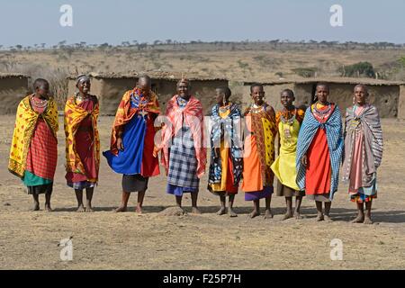 Kenia, Masai Mara Reserve, Massai Frauen eine traditionelle Begrüßung des Singens in einem Massai-Dorf Stockfoto