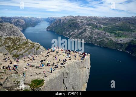 Norwegen, Rogaland, Lysefjord, Preikestolen (Preikestolen) 600m über dem fjord Stockfoto