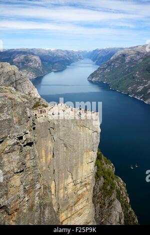 Norwegen, Rogaland, Lysefjord, Preikestolen (Preikestolen) 600m über dem fjord Stockfoto