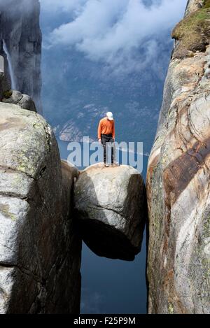 Norwegen, Rogaland, Lysefjord, Kjerag (Kiragg), Wanderer auf Kjeragbolten (Kjerag Boulder), 1000m über dem fjord Stockfoto