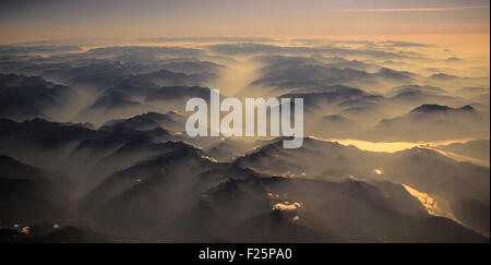 am frühen Morgennebel in den Tälern der Alp Berge, Airbourne Blick zu sammeln Stockfoto