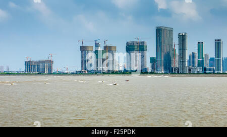 Menschen jagen Gezeiten trug am Qiantang-Fluss, Hangzhou Xiaoshan district Stockfoto