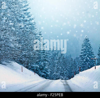 Urlaub und Scrapbook Hintergrund, weißen Märchenlandschaft und stilisierte Schneeflocken vom Himmel Stockfoto