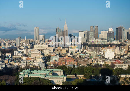 Luftbild mit Akasaka Estate (Tōgu-Palast) und Tokyo Wolkenkratzer in Nishi-Shinjuku Bezirk (NTT Docomo Yoyogi Gebäude, Toky Stockfoto