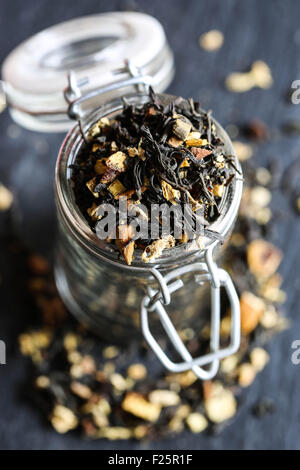 Indischer Schwarztee mit Orange und Gewürzen in ein Glas. Stockfoto