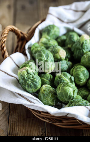 Frischer Rosenkohl in einem Korb. Stockfoto